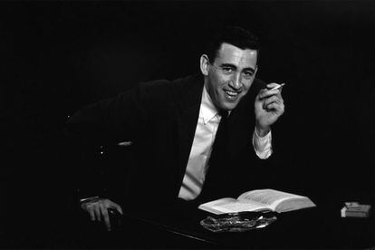 Retrato inédito de Salinger el 20 de noviembre de 1952, en su casa de Manhattan. El escritor pidió al fotógrafo que no divulgara las imágenes. Alguna de la serie se mostró en un exposición en 1982, pero ahora se publica por primera vez.