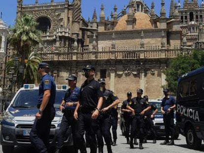 La polic&iacute;a nacional se preparaba para la visita de Obama a Sevilla. 