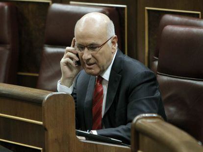 El portavoz de CiU en el Congreso, Josep Antoni Duran Lleida, habla por tel&eacute;fono, antes de iniciar la sesi&oacute;n de investidura.