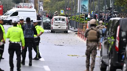 El vehículo utilizado para el ataque en la sede del Ministerio del Interior de Turquía, en Ankara, este domingo.