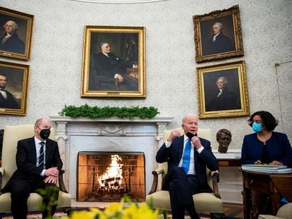 Joe Biden (derecha) y Olaf Scholz, este lunes en el Despacho Oval, en la Casa Blanca.