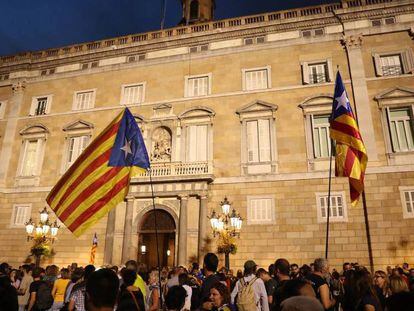 FOTO: Banderas independentistas frente a la sede de la Generalitat en Barcelona. / VÍDEO: Comparecencia de Mariano Rajoy en La Moncloa, este sábado.