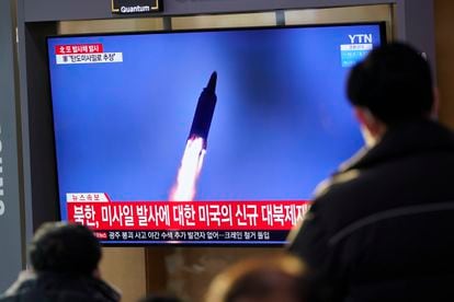 Ciudadanos surcoreanos contemplan un informativo sobre el nuevo lanzamiento de misiles del Norte.