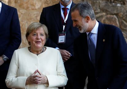 Angela Merkel junto al rey Felipe VI en el monasterio de Yuste (Cáceres), donde recibió el Premio Europeo Carlos V, el 14 de octubre de 2021.