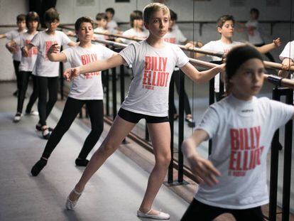 Un momento de la clase de ballet en la Escuela Billy Elliot de Barcelona.