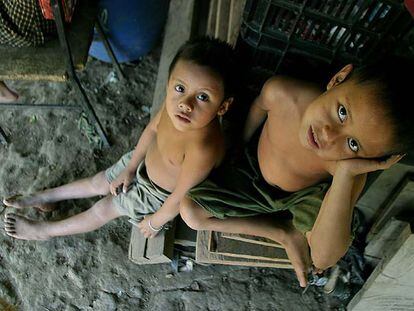 Dos niños salvadoreños de una comunidad marginal.