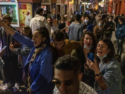 Jóvenes tras el toque de queda en el centro de Madrid, este viernes. 