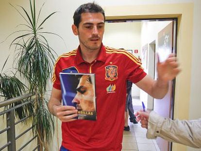 Casillas, con la versi&oacute;n polaca de su libro.