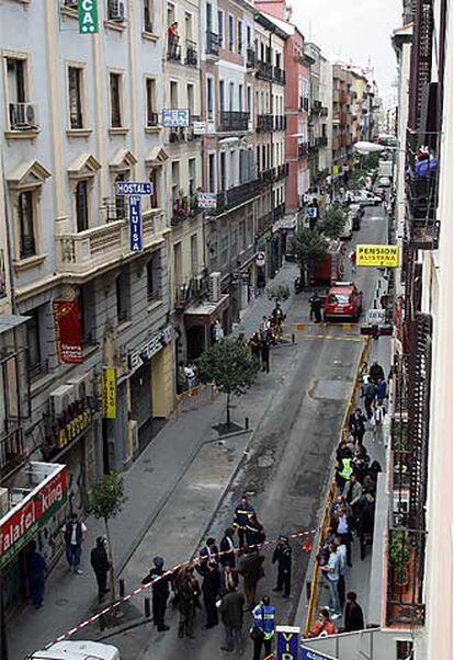 La calle de Hortaleza, cortada tras el socavón producido bajo el número 19, a la izquierda de la foto.