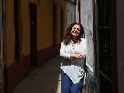 La candidata de Por Andalucía a la Junta, Inmaculada Nieto, en las calles del barrio de San Bartolomé de Sevilla este miércoles.