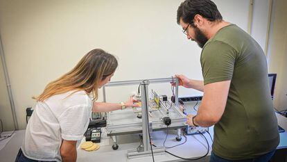Investigadores de la Universidad Politécnica de Valencia con el sistema de medición ultrasónico de alimentos.
