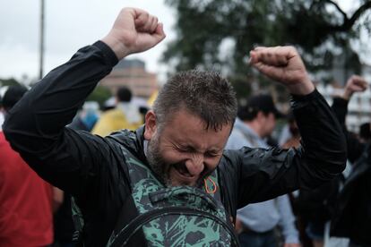 Un hombre levanta los brazos en señal de victoria. "Hoy es día de fiesta para el pueblo. Que festeje la primera victoria popular. Que tantos sufrimientos se amortigüen en la alegría que hoy inunda el corazón de la Patria. Esta victoria para Dios y para el Pueblo y su historia. Hoy es el día de las calles y las plazas", expresó el candidato Petro.