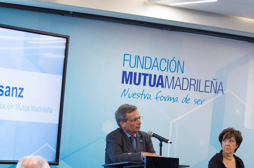 Rafael Matesanz, presidente del Comité Científico de la Fundación Mutua, y Elena Andradas, directora general de Salud Pública, Calidad e Innovación.