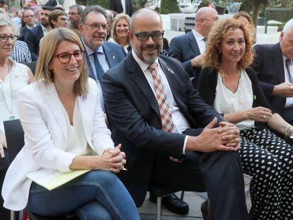 En primera fila, de izquierda a derecha, Elsa Artadi, Miquel Buch y Ester Capella, ayer, en la celebración de la Diada en Madrid.  