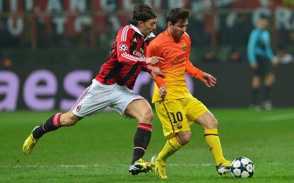 Montolivo trata de robarle el balón a Messi.