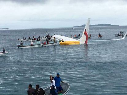 Avión accidentado en las aguas de una laguna en Weno (Micronesia).