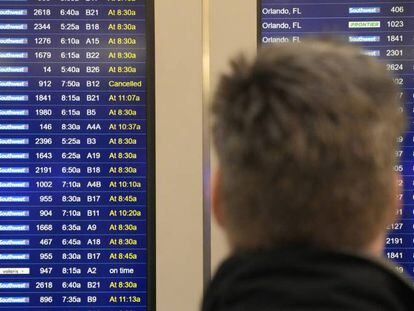 Un pasajero mira una pantalla llena de cancelaciones en el aeropuerto de Chicago, este miércoles.