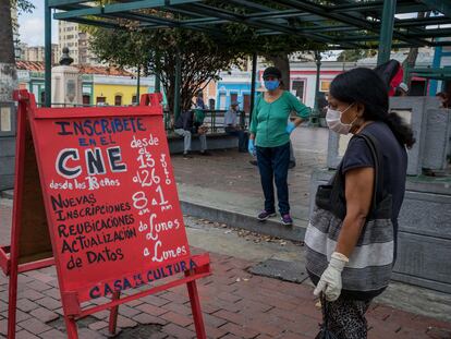 Un cartel del Consejo Nacional Electoral venezolano invita a inscribirse en el censo para votar en las legislativas de diciembre.