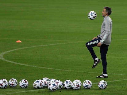 Luis Enrique, durante el entrenamiento de este lunes en el estadio de La Cartuja, en Sevilla, donde este martes se enfrentan España y a Alemania. / Julio Muñoz (EFE)