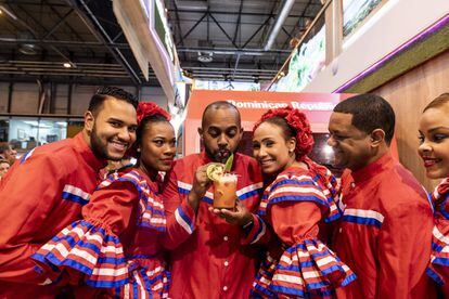 Fran, el maestro coctelero del bar de República Dominicana, prepara un Mango bajito acompañado de los chicos y chicas vestidos con un traje típico del país. También ha preparado otro combinado para la ocasión que se llama Lo tiene todo, como el eslogan del país caribeño en Fitur 2019.