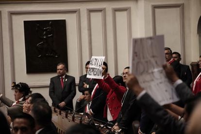 Congresistas opositores protestan ante el discurso de Dina Boluarte en el Congreso.