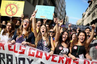 En Barcelona, cerca de un millar de estudiantes, la mayoría de secundaria, se han manifestado al grito de "después de estudiar, queremos trabajar".
