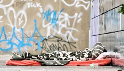 Un 'sintecho' en una plaza en el Raval.