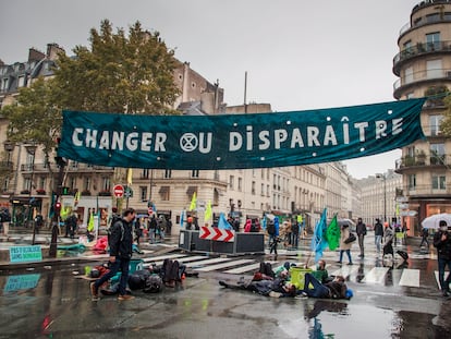 Protesta de activistas de Extinction Rebellion en París contra la inacción frente al cambio climático.