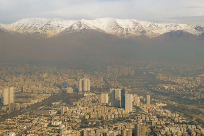 La capital de Irán vista desde la torre Milad. Teherán es una inmensa urbe de más de 13 millones de habitantes y, según la web oficial de la ciudad (www.tehran.ir), su nombre significa, literalmente, "final de la ladera de la montaña". Al fondo, los venados montes Elburz.