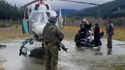 Policías de la Sección Aérea Araucanía trasladan al trabajador forestal herido de bala este martes 24 de mayo de 2022 durante una emboscada.