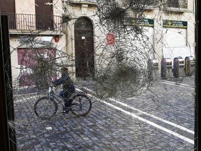 Destrozos en uno de los establecimiento del Casco Viejo de Pamplona tras los disturbios de este fin de semana.