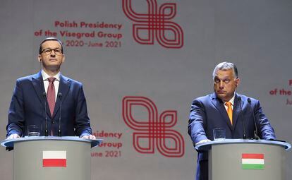 Los primeros ministros de Polonia, Mateusz Morawiecki, y Hungría, Viktor Orbán, en una conferencia de prensa el pasado septiembre.
