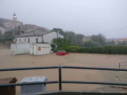 Un aparcamiento inundado en Cabrils.