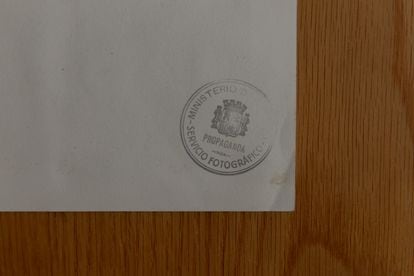 Un sello oficial detrás de una fotografía del exilio español