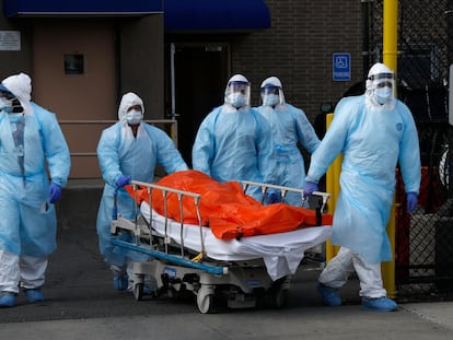 Traslado del cadáver de una persona muerta en un hospital de Nueva York por coronavirus.