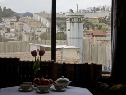 El muro de Palestina visto desde el hotel abierto por el artista Banksy en Belén.