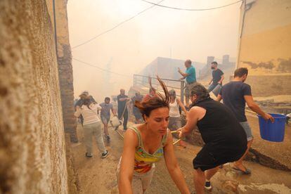 Vecinos de la localidad de Añón de Moncayo luchan contra las llamas del incendio este sábado.