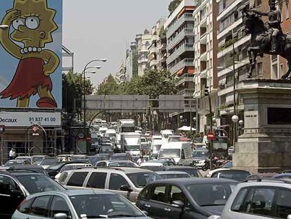 Atasco a las dos de la tarde de ayer en José Abascal, esquina con el paseo de la Castellana.