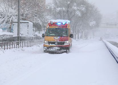 Una ambulancia del Samur patina en la calle Santa María de la Cabeza de Madrid.