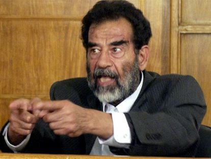 Sadam Husein, durante el juicio en el que fue acusado de haber cometido crímenes contra la humanidad.