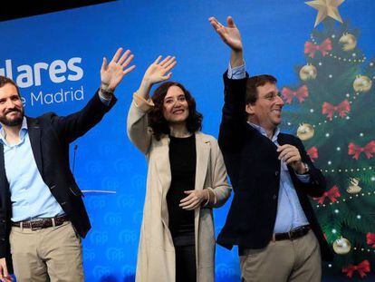  El presidente del PP, Pablo Casado (2i), durante la comida de Navidad del PP de Madrid, a la que han asistido entre otros la presidenta de la Comunidad de Madrid, Isabel Díaz Ayuso (2d), el alcalde de la capital, José Luis Martínez-Almeida (d), y Pío García Escudero