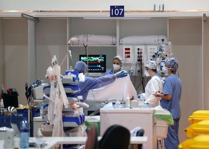 Sanitarios del Hospital Universitario Central de Asturias (HUCA), en Oviedo, atienden a pacientes con coronavirus el 25 de febrero.