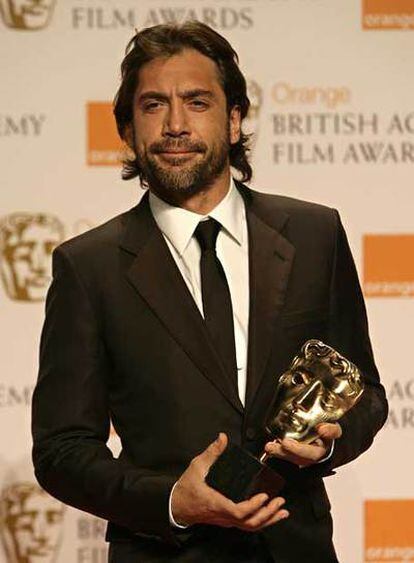 El actor Javier Bardem recoge el premio Bafta en Londres.