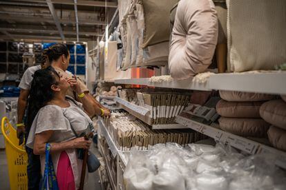 Una mujer observa una de las estanterías de la nueva sucursal de Ikea en Colombia.