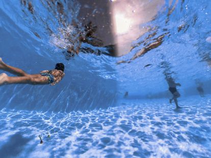 Vecinos de Teruel combaten las altas temperaturas de la tercera ola de calor refrescándose en las aguas de la piscina del poliderportivo San Fernando de la ciudad.