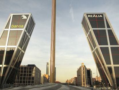 A la derecha, la torre coronada con la marca de la inmobiliaria Realia, en la plaza de Castilla (Madrid)