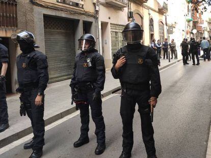 Los Mossos junto al edificio ocupado