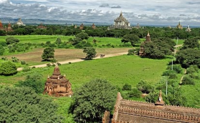 La llanura de Bagan, con sus templos budistas sobresaliendo entre la vegetaci&oacute;n.