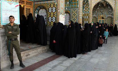 Mujeres iran&iacute;es hacen cola para votar en un colegio de Qom, 120 km. al sur de Teher&aacute;n.