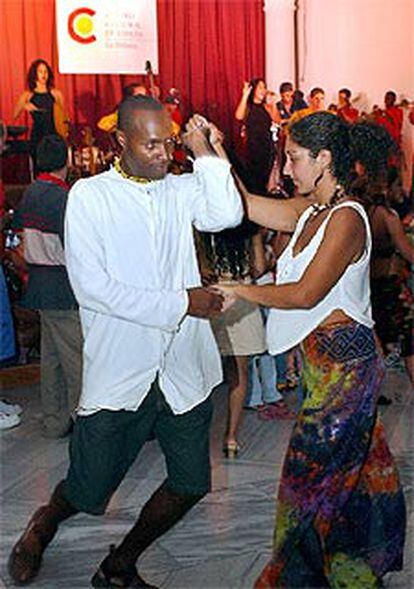 Una pareja baila durante la fiesta española.